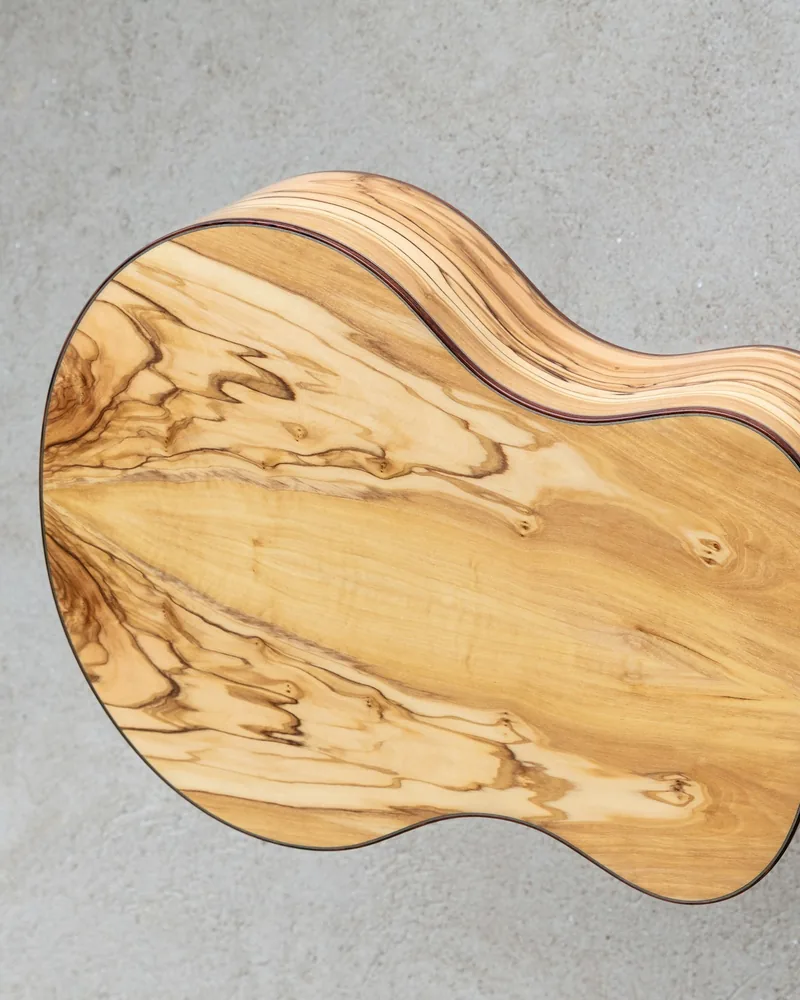 Fondo y aros de una guitarra clásica en madera de olivo con filete oscuro, vistos desde arriba